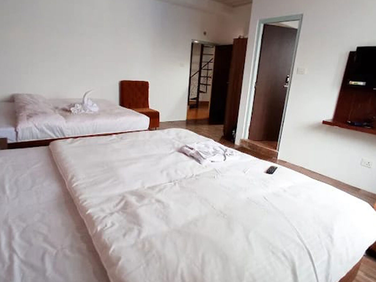 Twin-bed room at Hotel Leo International