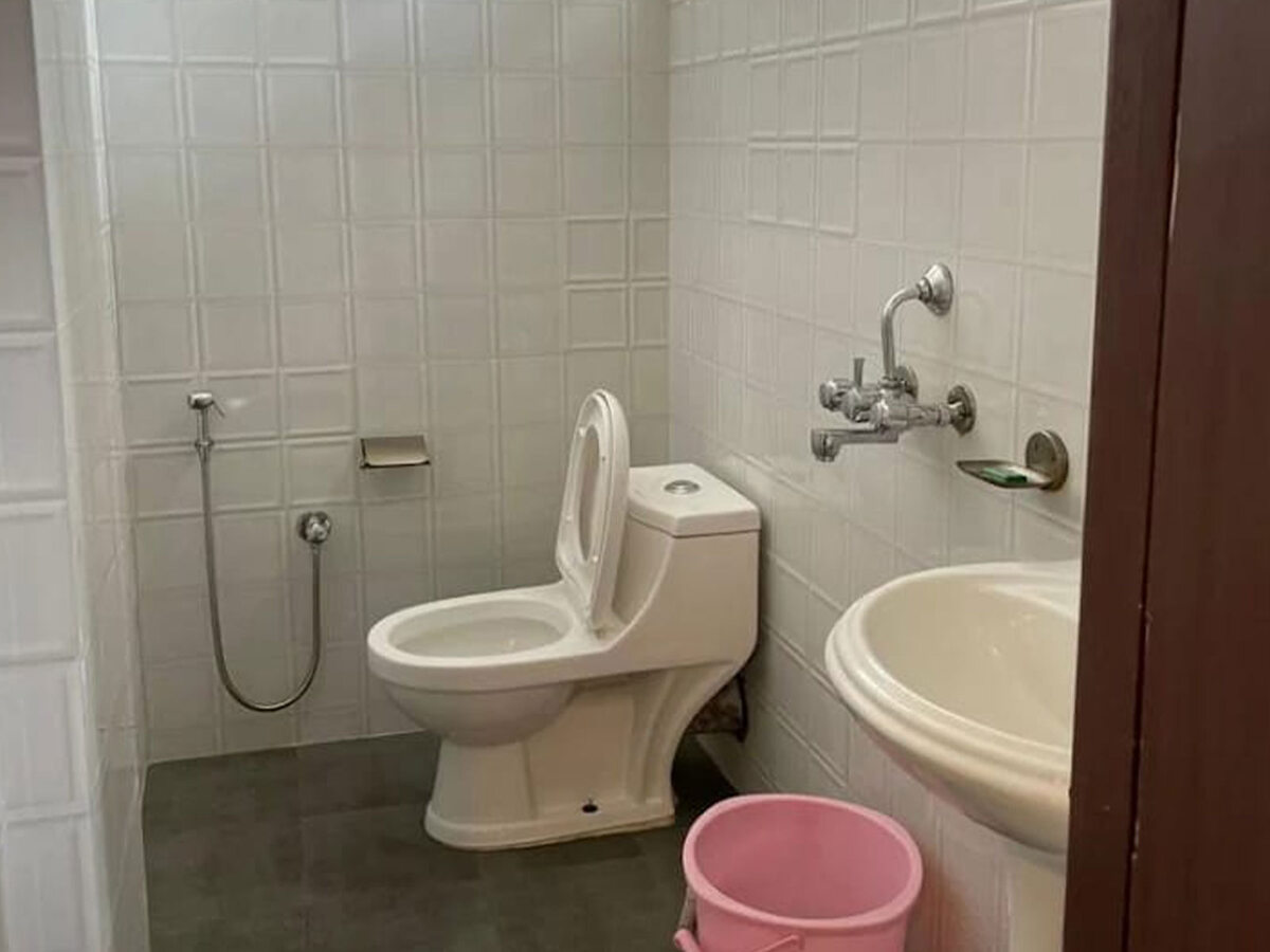 Bathroom at Hotel Leo International