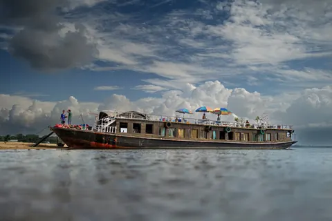 Rongila Baroi - Boat House, Cuisine & Rain — Tanguar Haor হাউজবোট