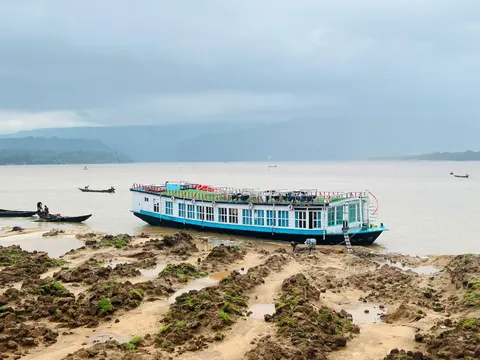 Backbencher Express — Tanguar Haor হাউজবোট