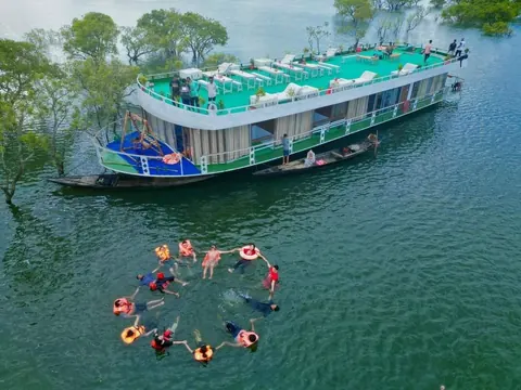 Falcon - The Iconic House Boat — Tanguar Haor হাউজবোট